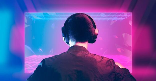 Um DJ imerso no universo do streaming, usando fones de ouvido enquanto joga em um ambiente com iluminação neon.