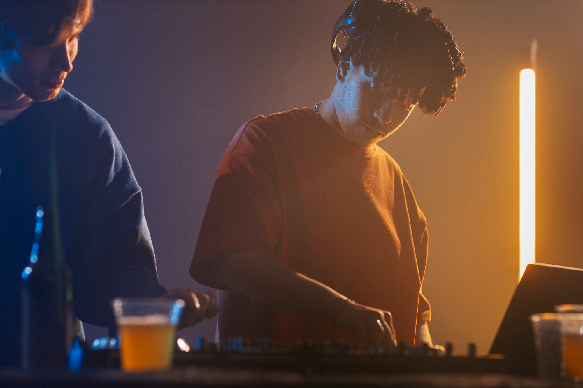 Dois DJs se apresentando lado a lado (B2B), simbolizando colaboração estratégica e criatividade — elementos essenciais no marketing digital para gerar conexão com o público e autoridade de marca.