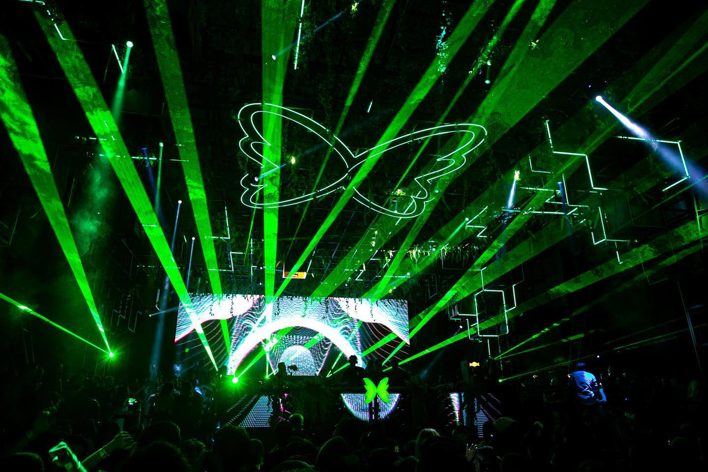 Imagem do palco da green valley club em um dia intenso de festa na cidade de Bauneário.