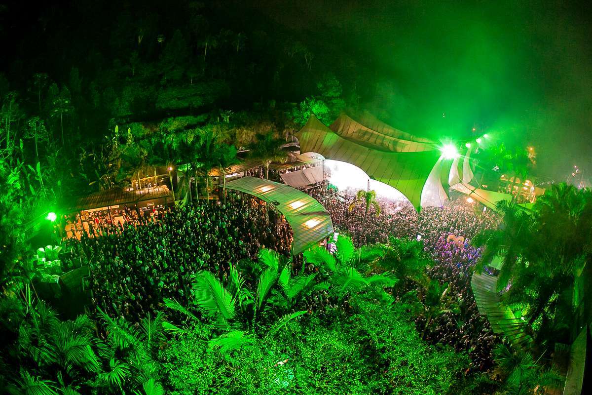 Imagem do palco da green valley club em um dia intenso de festa na cidade de Bauneário.