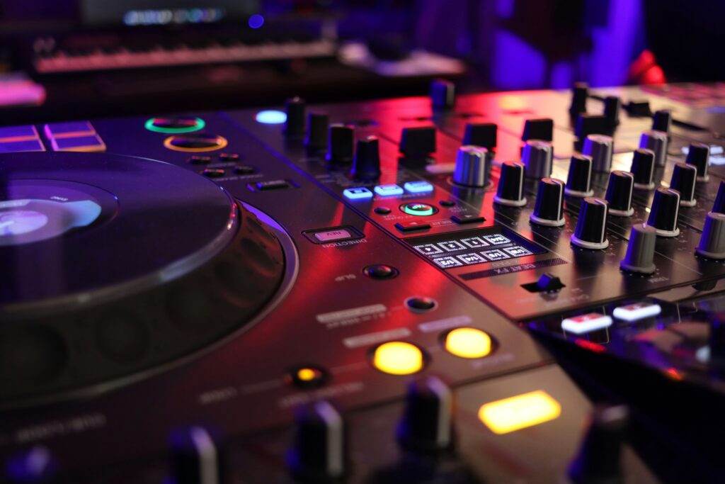 Imagem de uma mesa de dj na green valley club em uma festa própria.
