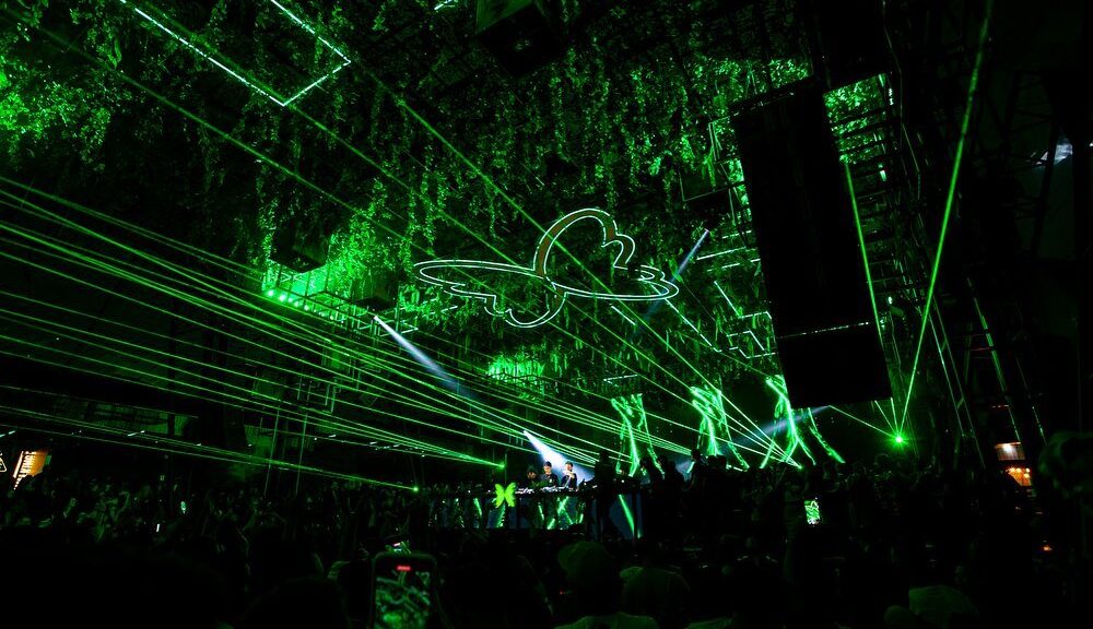 Imagem do palco da green valley club em um dia intenso de festa na cidade de Bauneário.