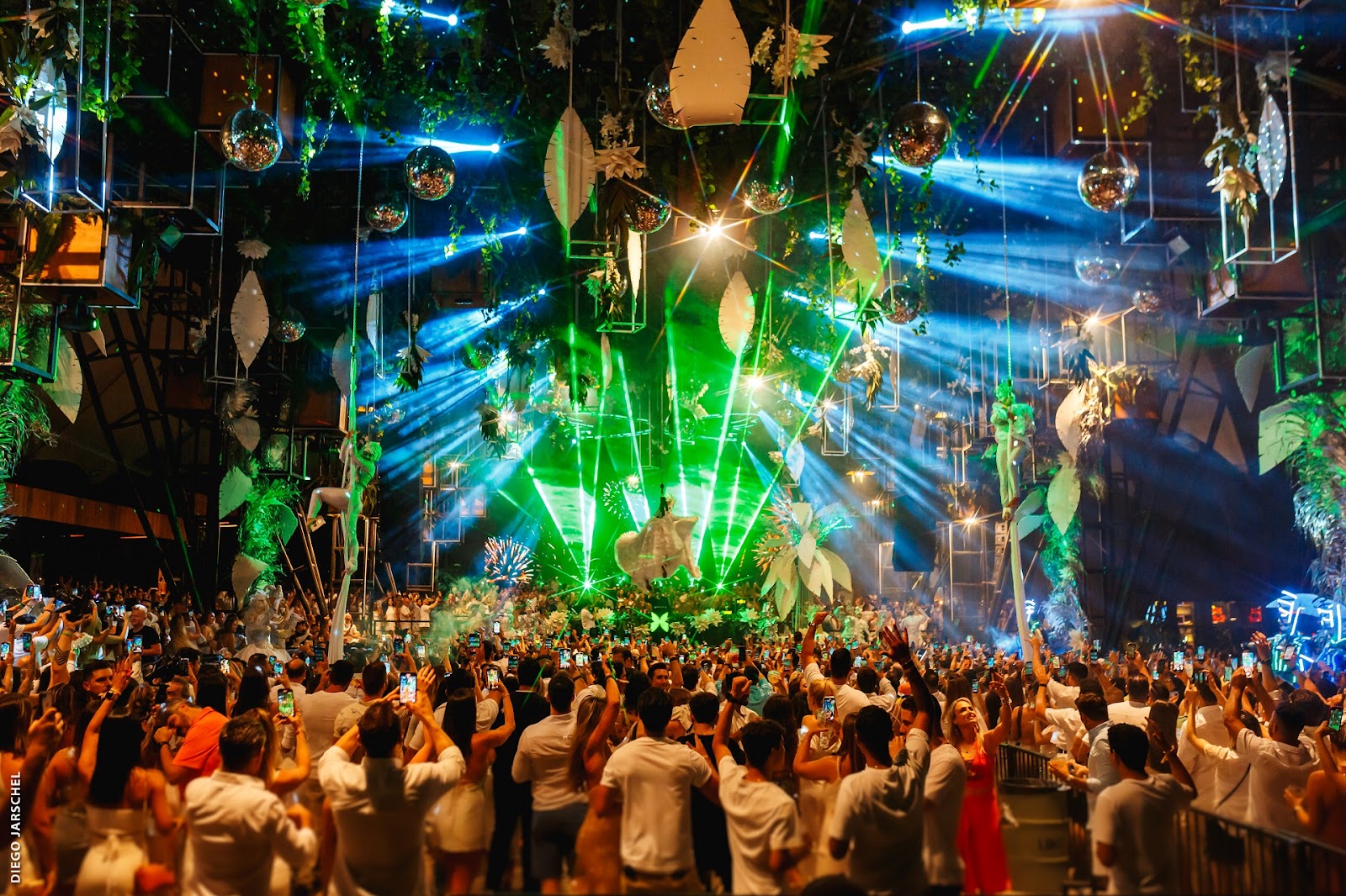 Imagem de um dia de festa na badalada green valley club.